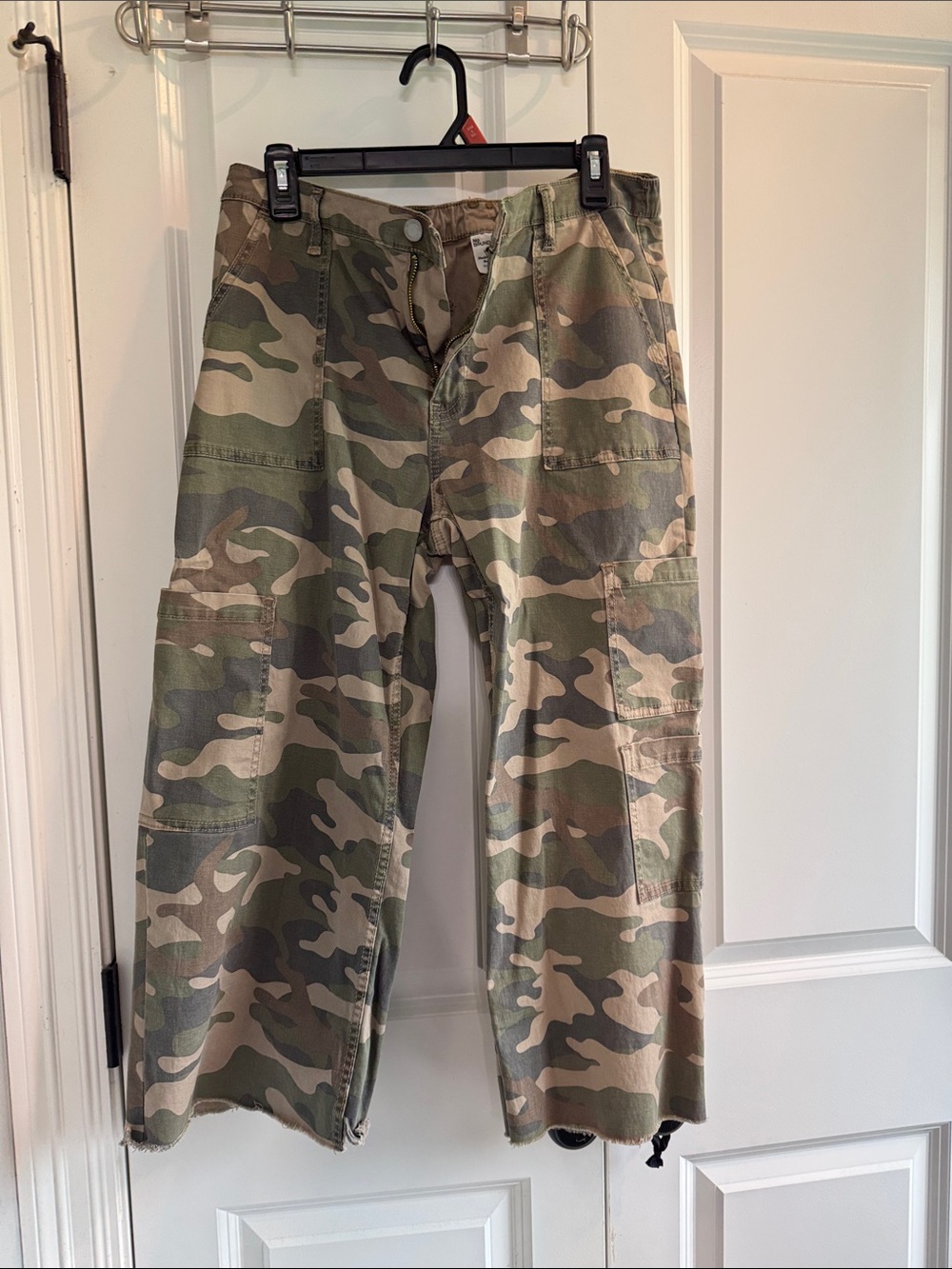 No Boundaries Women's Camo Cargo Capris - Green/Brown